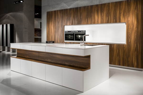Een design keuken in combinatie met de warmte van hout of met RVS.